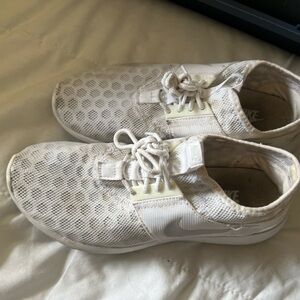 NIKE JUVENATE - PURE PLATINUM-WHITE) 7.5